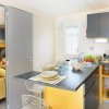 Cucina moderna con zona pranzo.