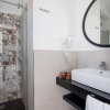 Bagno con doccia e lavabo design.