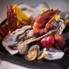 Un piatto di frutti di mare con gamberi e arance.