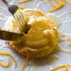 Dolce tondo al coltello con glassa e scorze.