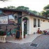 Un edificio con un'insegna 