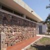 Facciata di un edificio in pietra con un sentiero di mattoni rossi.