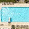 Vista aerea di una piscina con nuotatore.