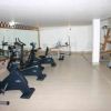 Palestra con cyclette, specchi grandi e attrezzature per esercizi.
