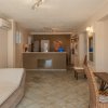 Interno di una reception con arredi moderni.