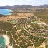 Vista aerea di un villaggio turistico e costa.
