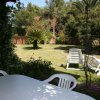 Giardino con tavolo e sedie in plastica bianca.