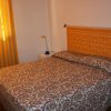Camera da letto con letto matrimoniale e tende gialle.