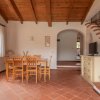 Sala da pranzo con tavolo e sedie in legno.