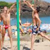 Due ragazzi giocano a beach volley sulla spiaggia.
