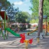 Parco giochi con scivoli e altalene.
