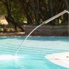 Una piscina con un getto d'acqua curvo che si tuffa nell'acqua blu.