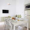 Sala da pranzo moderna con tavolo bianco.